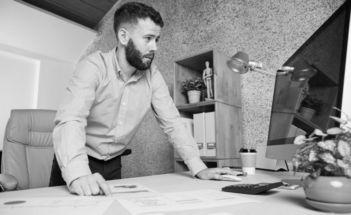 Equipo de UX analizando datos de usuarios y sketches de wireframes