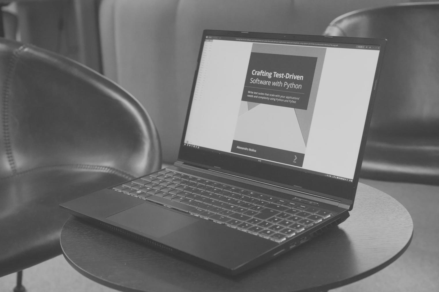 Investigador UX realizando entrevistas con usuarios para comprender necesidades